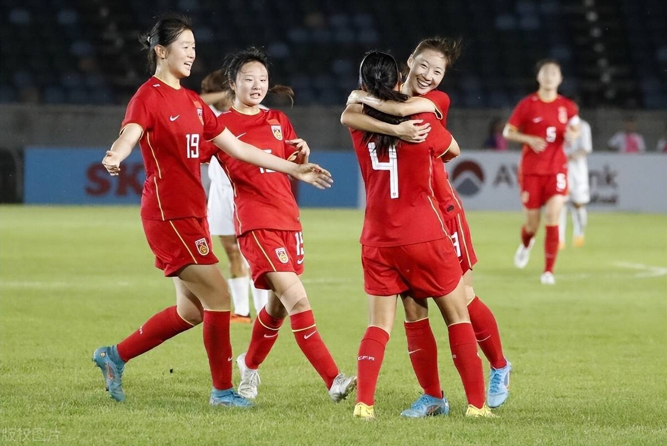 亚洲女足锦标赛中，中国队踢出绝佳进攻