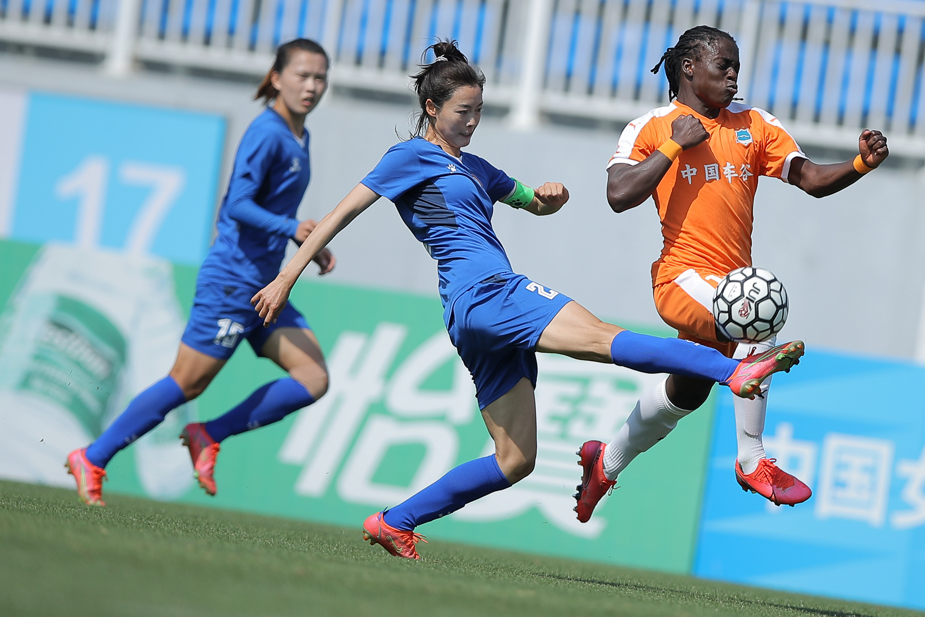 我国女足球员团结协作，成功挑战对手