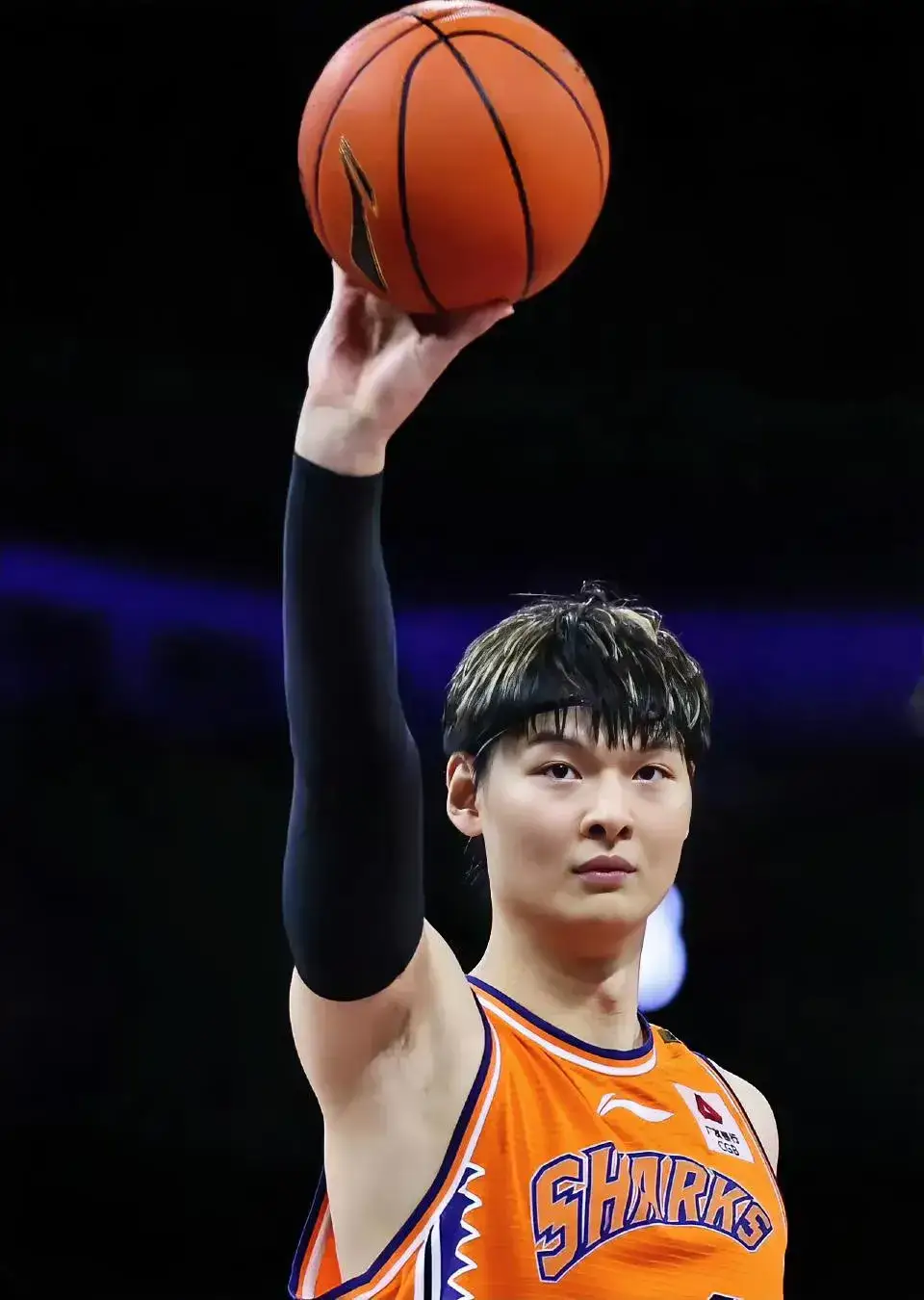 上海队主场飘红，以微弱优势力挫广厦男篮